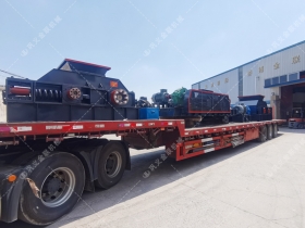 1200*1200雙齒輥破碎機(jī)，兩臺900*900軌道移動雙齒輥破碎機(jī)發(fā)往云南